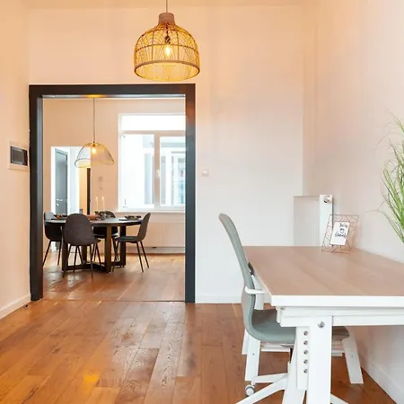 Super Cozy 2 Bedroom Apt Near Station