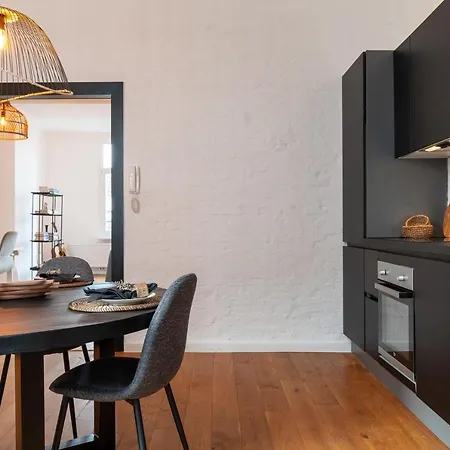 Super Cozy 2 Bedroom Apt Near Station