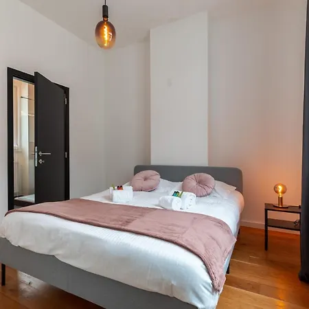 Super Cozy 2 Bedroom Apt Near Station